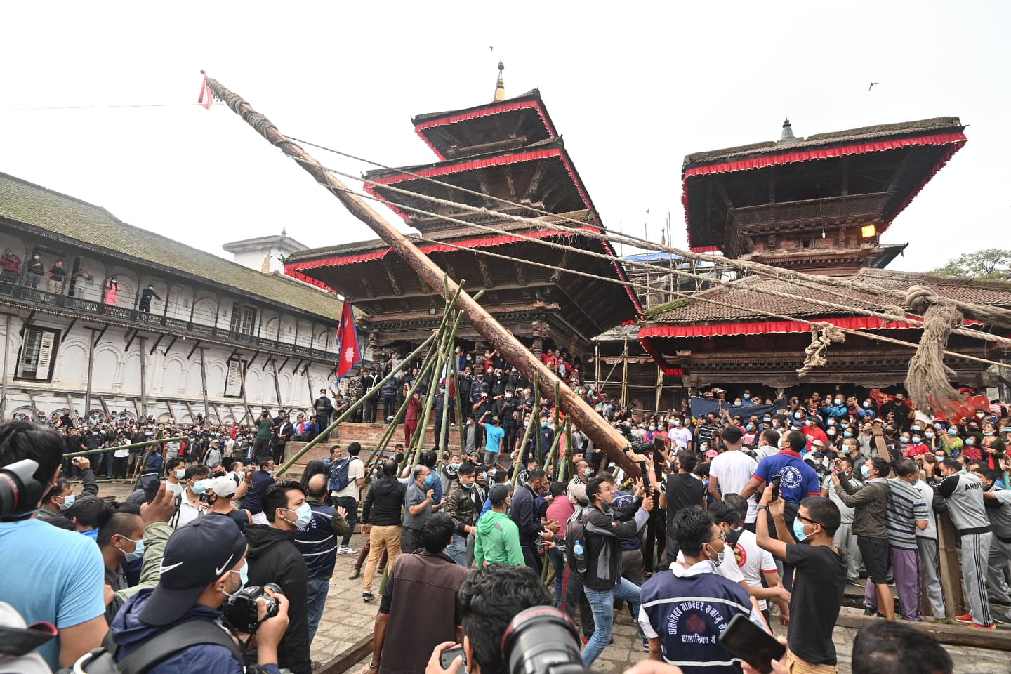 इन्द्रजात्राको लिङ्गो ठड्याइयो (तस्वीरहरू)